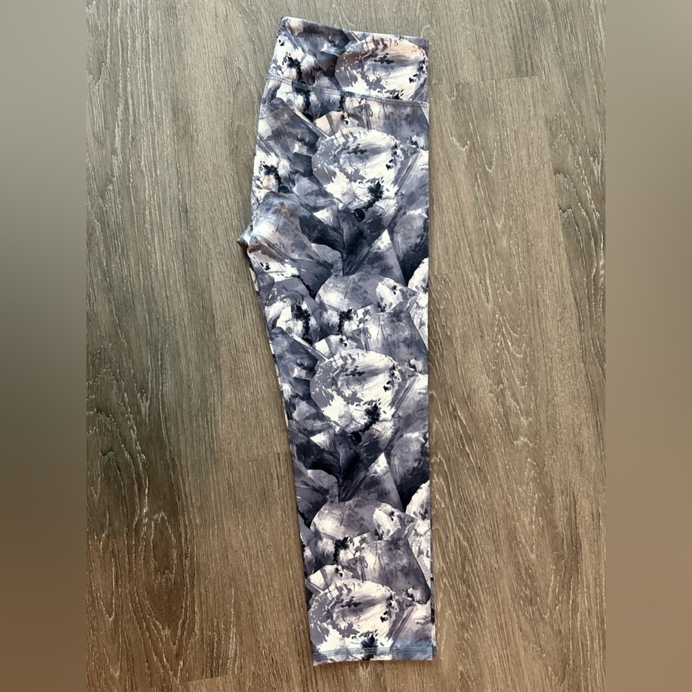 Fabletics, Black and White Leggings, 3/4 length, size Medium - Picture 2 of 8